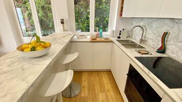 Kühlschrank, Mikrowelle, Ofen, Herdplatte