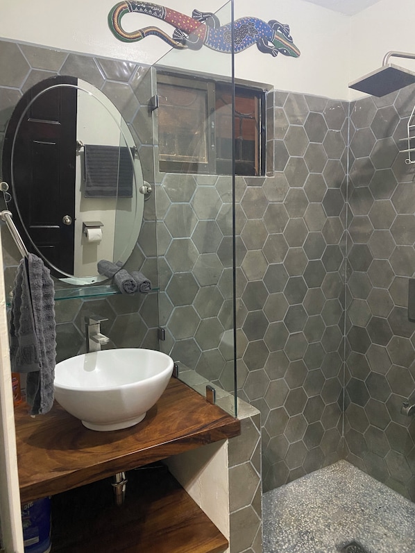 Dusche, Handtücher, Seife, Toilettenpapier