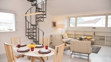 Apartamento, 2 habitaciones, accesible para personas con discapacidad, patio | Sala de estar | Libros