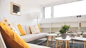 Departamento, 2 habitaciones, con acceso para personas discapacitadas, patio | Sala de estar | Libros