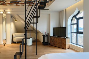 高级开间套房, 阳台, 城市景观 | 高档床上用品、羽绒被、泰普尔床垫、迷你吧