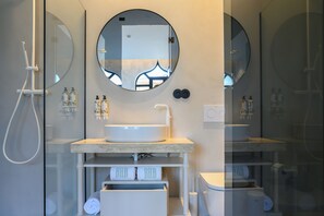 Junior Studio Suite, City View | Bathroom | Shower, hair dryer, slippers, towels - BHB Boutique House (Macedo de Cavaleiros)