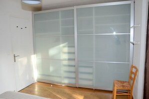 2 chambres, fer et planche à repasser, Wi-Fi, draps fournis