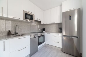 Kühlschrank, Mikrowelle, Ofen, Geschirrspüler