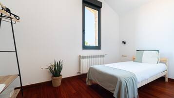 3 dormitorios, tabla de planchar con plancha, wifi gratis y ropa de cama