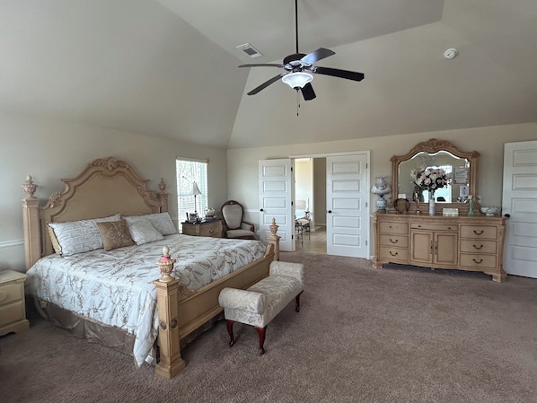 4 bedrooms, iron/ironing board, WiFi, bed sheets