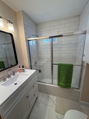 Hair dryer, towels, soap, shampoo - Charming Updated 2-bedroom Lakewood Oasis (Lakewood)