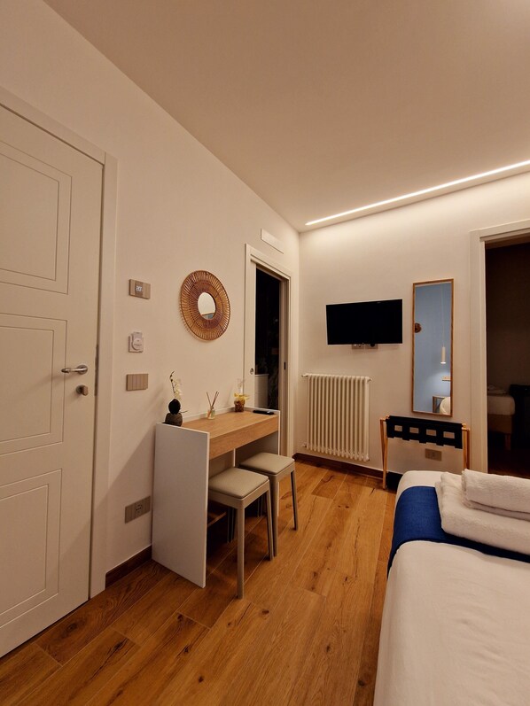 Comfort-Dreibettzimmer | Betten mit Memory-Foam-Matratzen, Schreibtisch