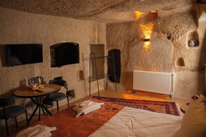 Traditional Double or Twin Room, Non Smoking, Courtyard Area | 1 bedroom, soundproofing, free WiFi, bed sheets