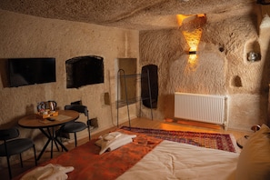 Traditional Double or Twin Room, Non Smoking, Courtyard Area | 1 bedroom, soundproofing, free WiFi, bed sheets