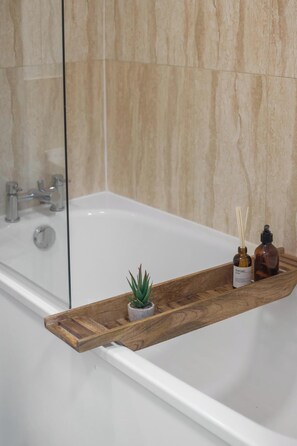 Secadora de cabello, toallas, jabón, papel de baño 