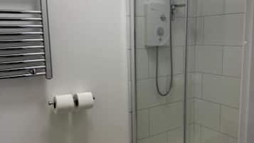 Máy sấy tóc, khăn tắm, xà phòng, dầu gội