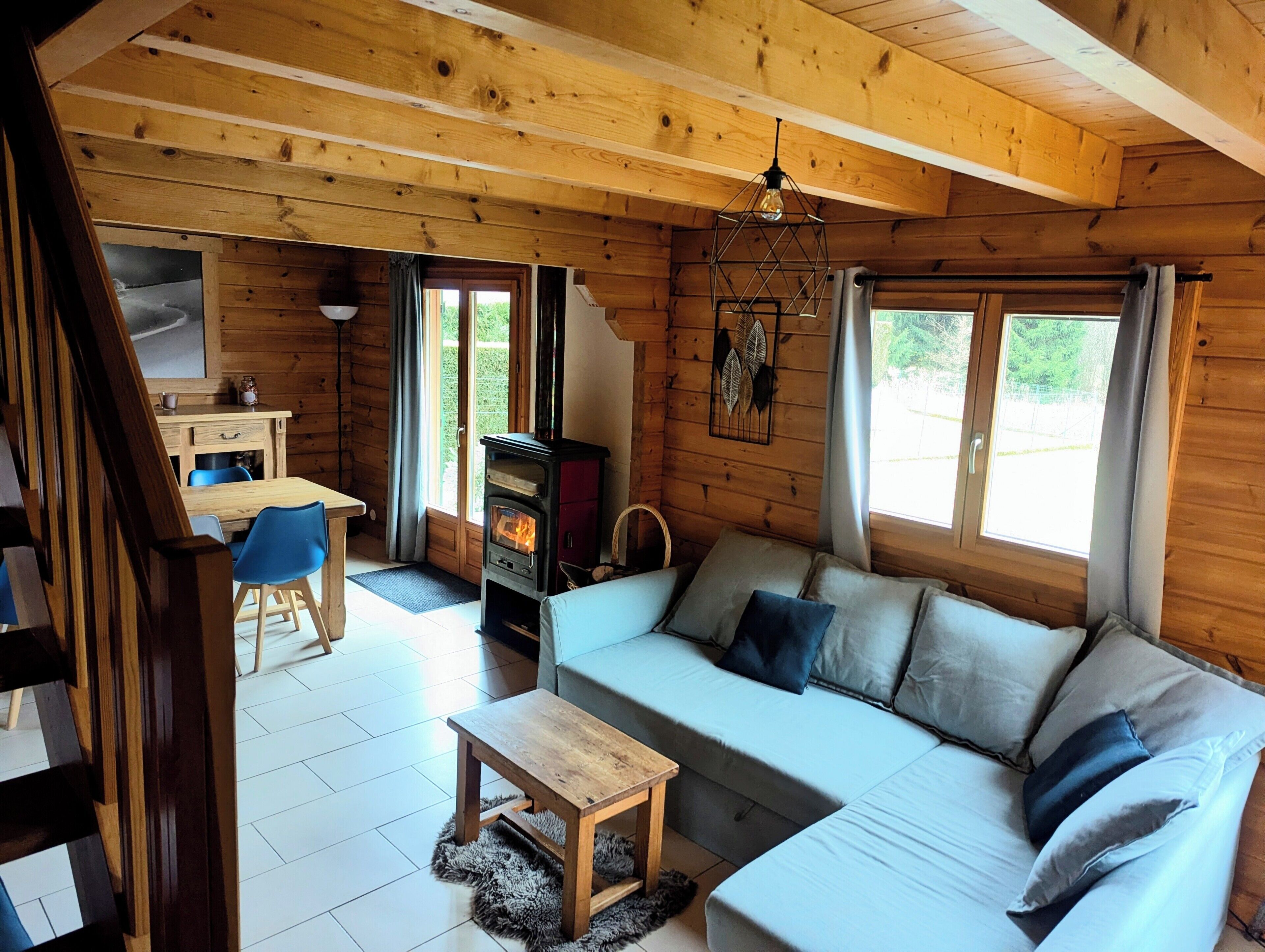 Smart TV, chimenea, reproductor de DVD, libros