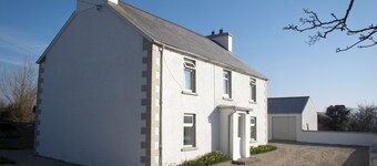 Lakeside Farmhouse (5 mins from beaches) with private walks and gardens