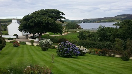 Lakeside Farmhouse (5 mins from beaches) with private walks and gardens