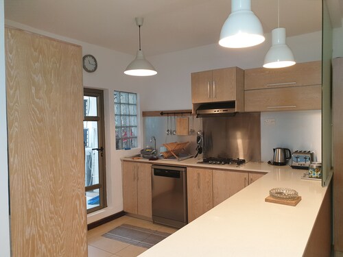 Cosy, spacious 3 bedroom apartment 5 mins from beach