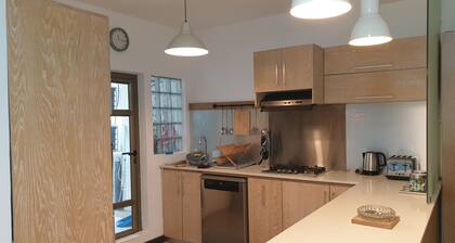 Cosy, spacious 3 bedroom apartment 5 mins from beach