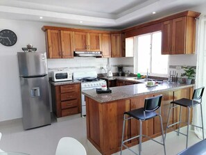 Micro-ondes, four, plaque de cuisson