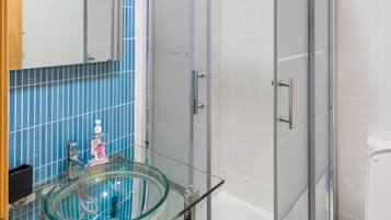 Apartment, 2 Schlafzimmer, Poolzugang, Meerblick | Badezimmer | Dusche, Haartrockner, Handtücher, Toilettenpapier