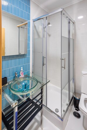 Apartment, 2 Schlafzimmer, Poolzugang, Meerblick | Badezimmer | Dusche, Haartrockner, Handtücher, Toilettenpapier