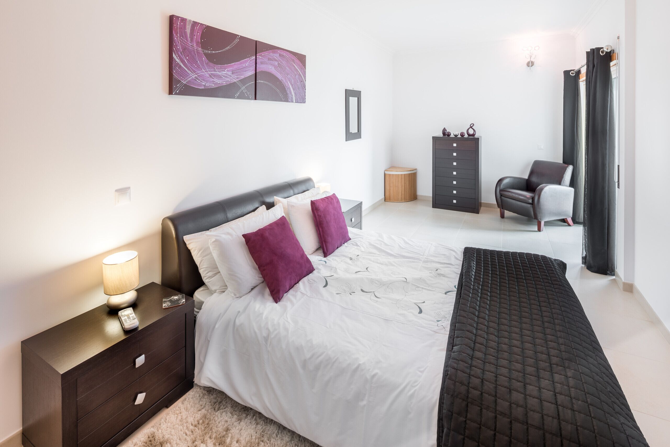 2 室のベッドルーム、ベビーベッド、ベッドシーツ