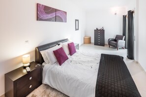 2 bedrooms, cots/infant beds, bed sheets - Fuseta Formosa Village (Olhao)