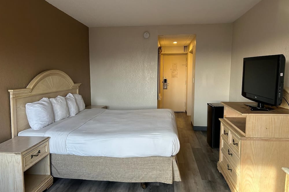 Hilltop Inn & Suites