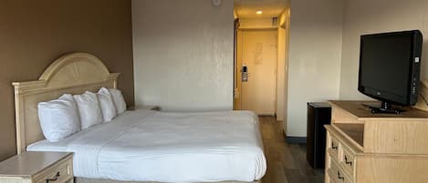 King Bed, Non Smoking | Desk, iron/ironing board, free WiFi, bed sheets