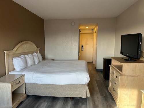 Hilltop Inn & Suites