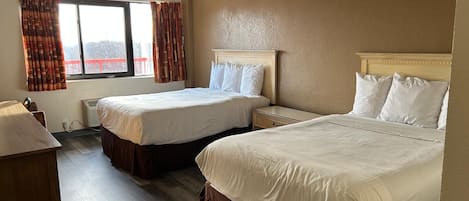 Habitación doble estándar, para no fumadores | Escritorio, tabla de planchar con plancha, wifi gratis y ropa de cama