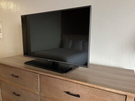 Escritorio, tabla de planchar con plancha, wifi gratis y ropa de cama 