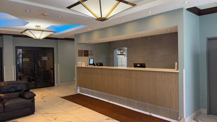 Hilltop Inn & Suites