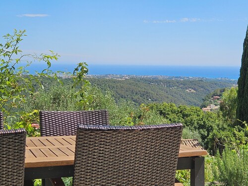 Appartement VUE MER sur la Côte d' Azur avec jardin pour 2 - 3 personnes