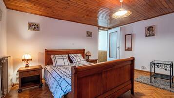 3 bedrooms, iron/ironing board, WiFi, bed sheets