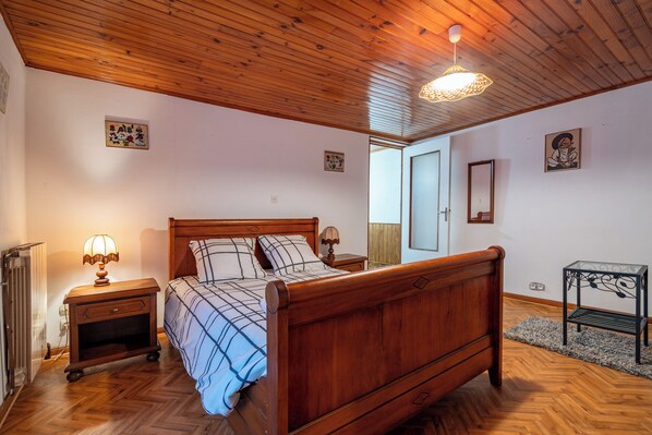3 bedrooms, iron/ironing board, WiFi, bed sheets