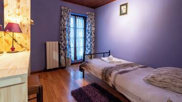 3 bedrooms, iron/ironing board, WiFi, bed sheets