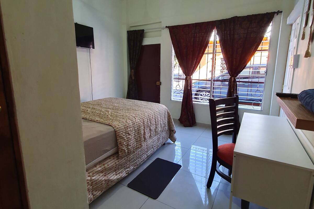 Cortinas blackout, wifi gratis y ropa de cama 