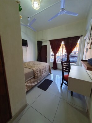 Camera Basic, vista città | 1 camera, tende oscuranti, Wi-Fi gratuito, lenzuola