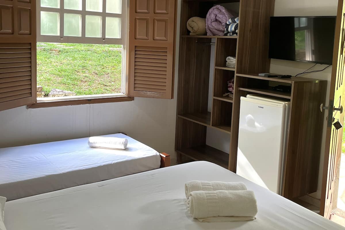 Habitación cuádruple estándar, vistas al jardín | Mobiliario individual, wifi gratis, ropa de cama