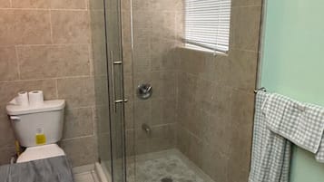 Douche, serviettes fournies, savon, papier toilette