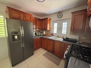 Jääkaappi, mikroaaltouuni, uuni, liesi