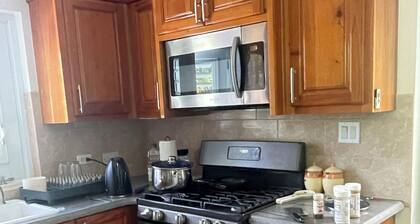 Cozy apartment in lovely Olveston with AC, WiFi. Close to Salem and Old town.