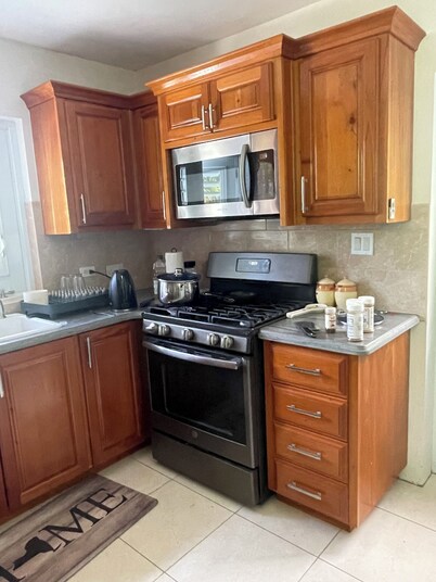 Cozy apartment in lovely Olveston with AC, WiFi. Close to Salem and Old town.