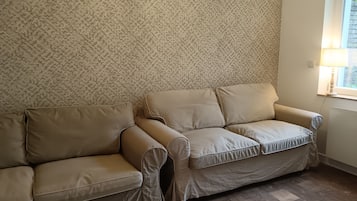 Smart-TV, Kamin, Tischfußball, Bücher