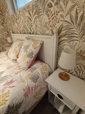 5 bedrooms, iron/ironing board, free WiFi, bed sheets