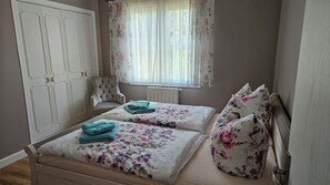 2 bedrooms, iron/ironing board, free WiFi, bed sheets