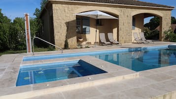 Alberca al aire libre y alberca climatizada