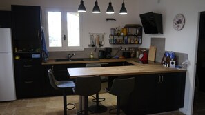 Kjøleskap, ovn, kokeplater og oppvaskmaskin