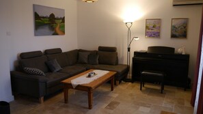 Smart TV, fireplace, ping pong