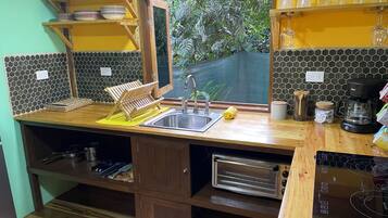 Fridge, oven, stovetop, coffee/tea maker